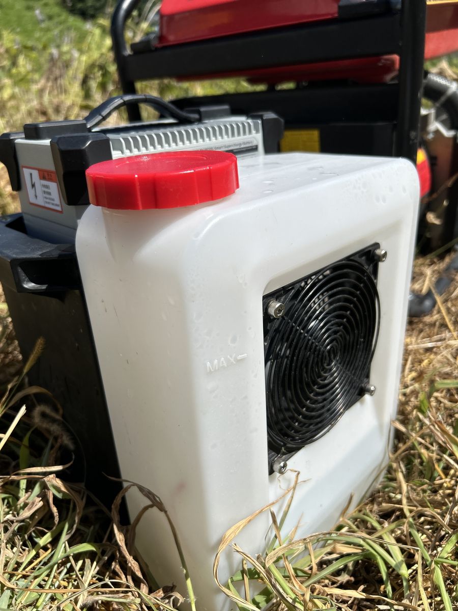 赤いキャップのミスト冷却装置とバッテリー急速充電ステーション