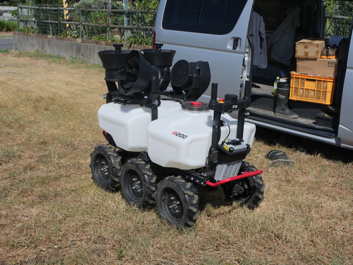 車両から降ろされた農業用無人車XAG R200