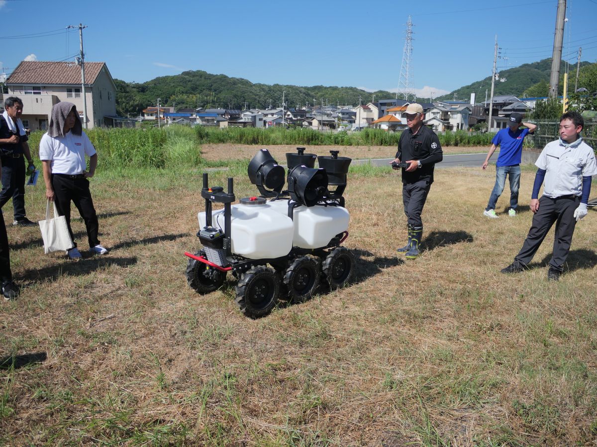 参加者の注目を集める農業用無人車XAG R200