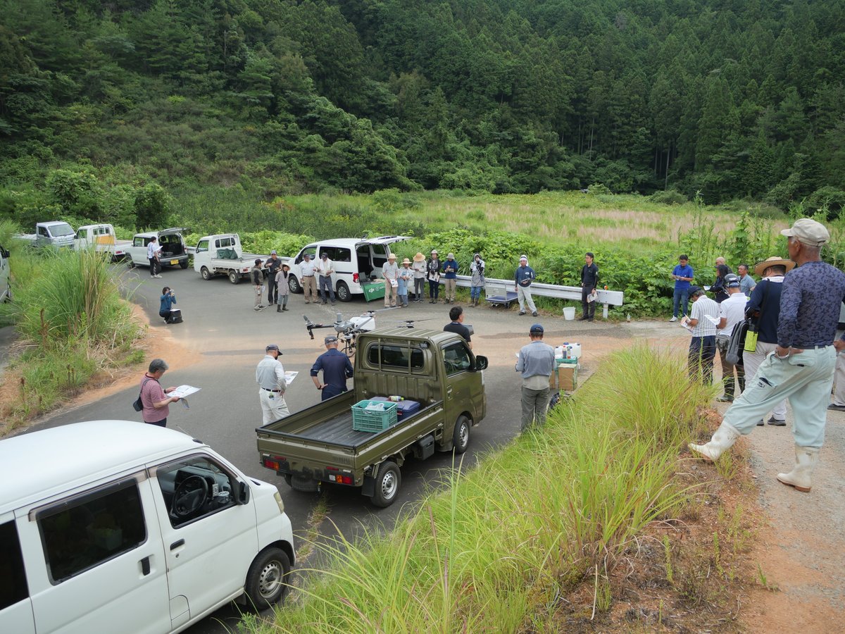 内子町の柿園に集まった30名を超えるスマート農業イベントの参加者